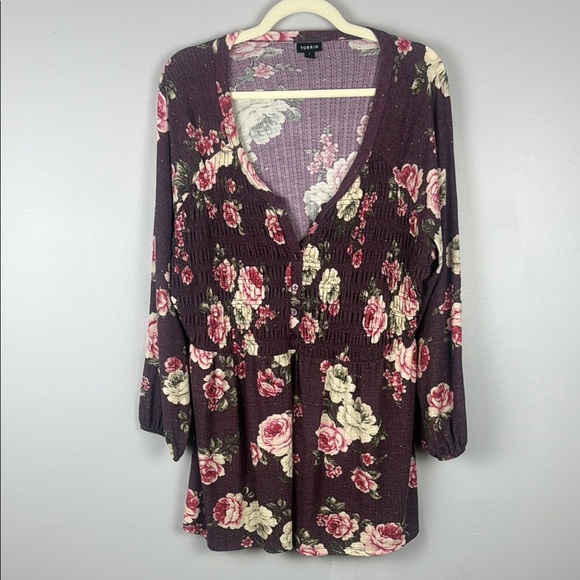 Torrid Babydoll Crinkle V-Neck Red Floral Long Sleeve Smocked Top Size 2 - Picture 2 of 11